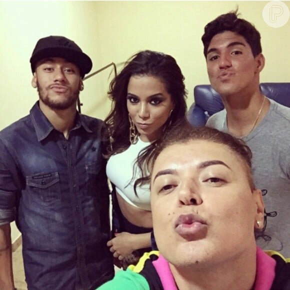 Neymar vai à festa M.I.S.S.A com Gabriel Medina e canta com Anitta no palco
