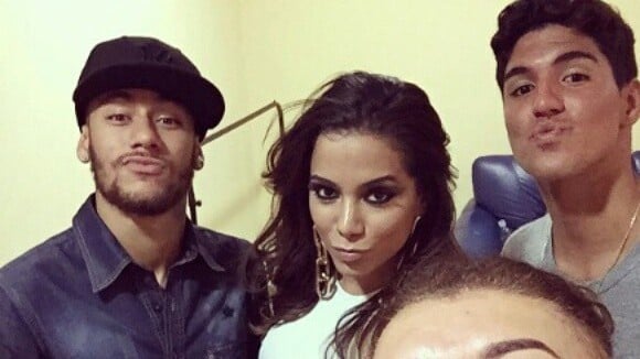 Neymar canta com Anitta em festa com presença de Gabriel Medina em São Paulo