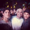 Neymar e Gabriel Medina posam com fã em festa