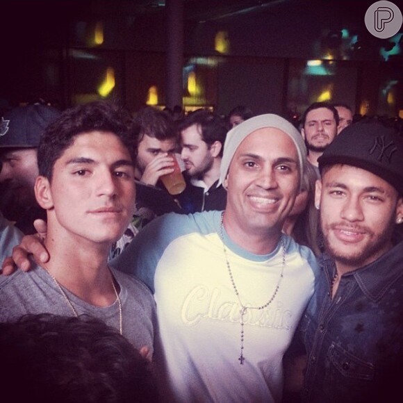 Neymar e Gabriel Medina posam com fã em festa