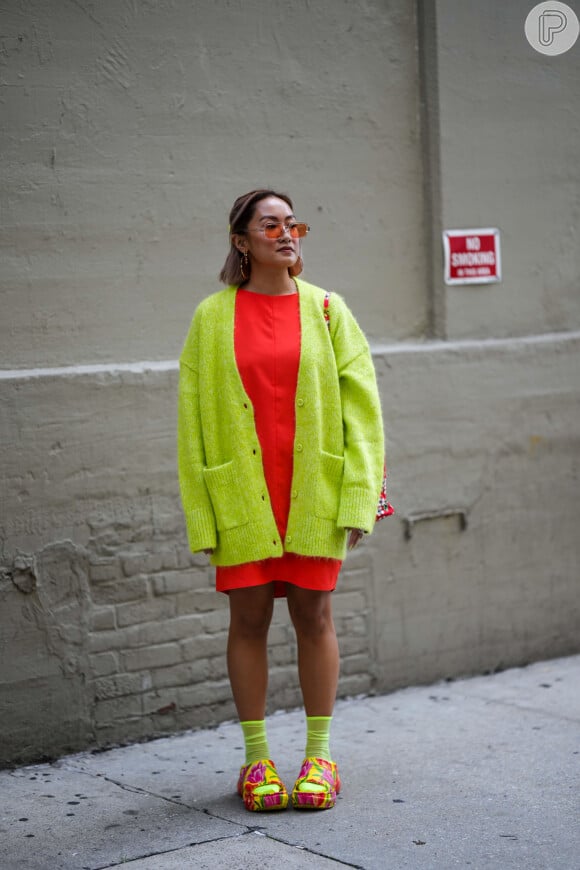 Crocs coloridas + meias fluorescentes se destacam em um look vibrante na semana de moda de Milão