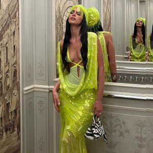 Bruna Marquezine apostou em vestido longo assinado pela grife italiana The Attico. A peça é avaliada em mais de R$ 20 mil