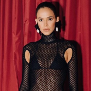 Bruna Marquezine optou por look transparente e com recortes estratégicos da Burberry 
