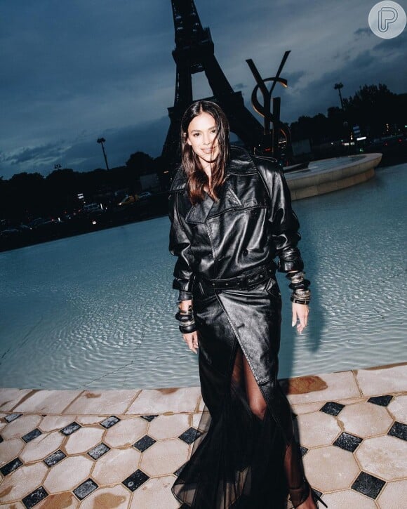 Bruna Marquezine usou trench coat preto de couro em desfile da Saint Laurent em Paris e beleza da atriz chamou atenção da web
