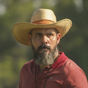 Em "Pantanal": Alcides (Juliano Cazarré) vai perfurar o fazendeiro com uma zagaia