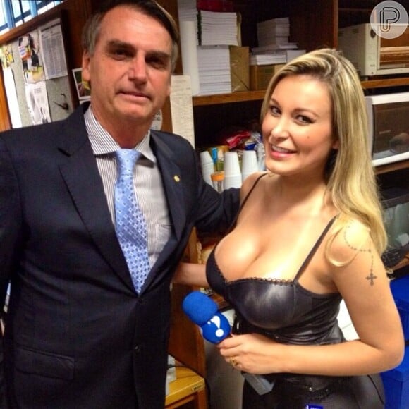 Andressa Urach trabalha como repórter do programa 'Muito Show', exibido pela Rede TV