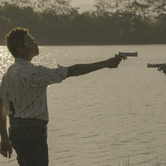 Na última semana da novela 'Pantanal', antes de ser morto por Alcides (Juliano Cazarré), Tenório (Murilo Benício) atira em Zaquieu (Silvero Pereira)