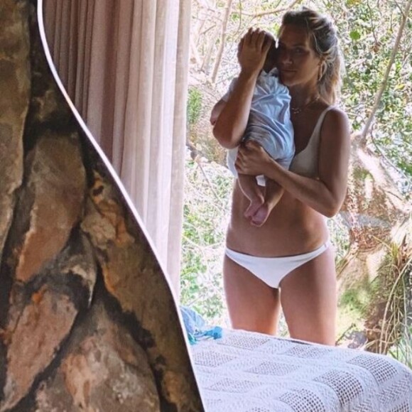 Giovanna Ewbank também exibiu a barriga sequinha pouco tempo depois que Zyan veio ao mundo