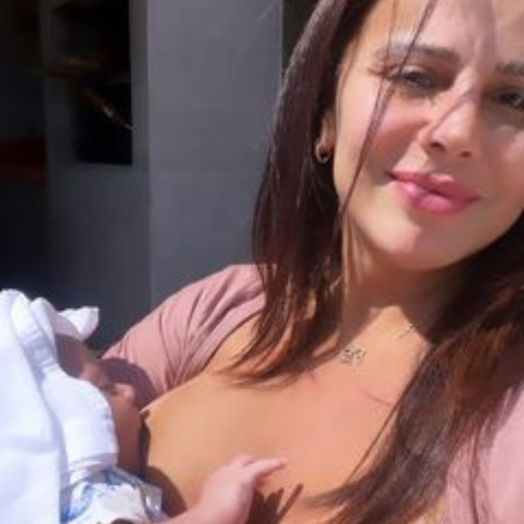 Viviane Araujo amamentou Joaquim enquanto tomava um solzinho