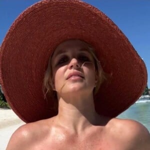 Britney Spears nua: cantora tampou as partes íntimas com figurinhas de coração