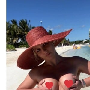 Britney Spears ficou nua em praia que não estava deserta. É possível ver pessoas ao fundo nos registros