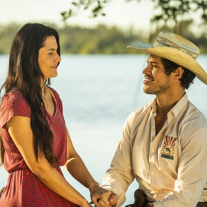 No último capítulo da novela 'Pantanal', Tadeu (José Loreto) se casa com Zefa (Paula Barbosa) após muito pensar