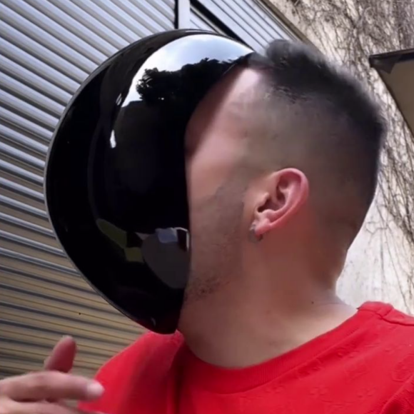 Capacete ou óculos? Está foi mais uma peça 'diferentona' de Gkay