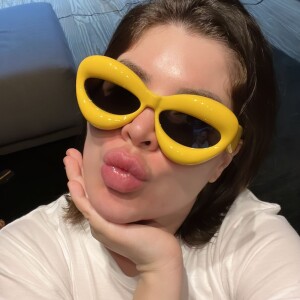 Gkay comprou um  óculos que remete a uma bóia que custa cerca de R$ 1.463