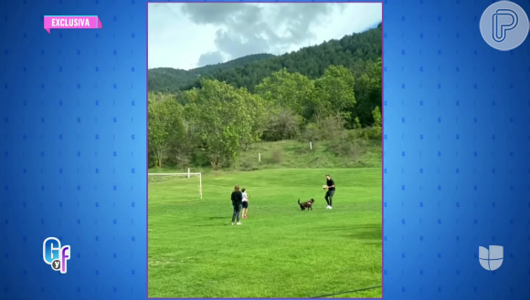 Em clima de descontração, Clara Chía jogou futebol com os filhos de Gerard Piqué