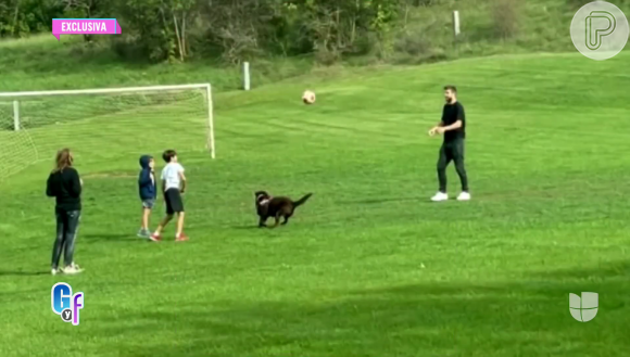 Gerard Piqué e Clara Chía foram flagrados com Milan e Sasha, filhos do atleta com Shakira