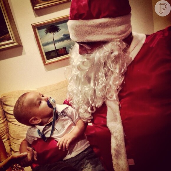 Joaquim, filho de Felipe Simas, se surpreendeu com o Papai Noel, no Natal da família Simas