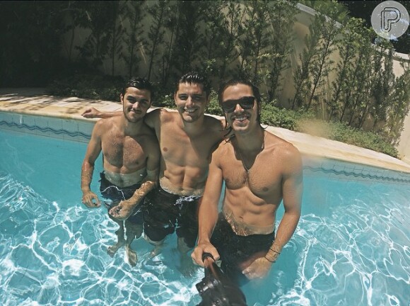 Rodrigo Simas, Bruno Gissoni e Felipe Simas mostram corpos musculosos em dia de piscina durante o Natal, nesta quinta-feira, 25 de dezembro de 2014