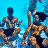 Os irmãos Rodrigo Simas e Bruno Gissoni posaram para uma foto legal debaixo d'água