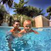 Bruno Gissoni brinca com o sobrinho, Joaquim, na piscina. O menino é filho de seu irmão, Felipe Simas
