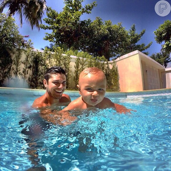 Bruno Gissoni brinca com o sobrinho, Joaquim, na piscina. O menino é filho de seu irmão, Felipe Simas