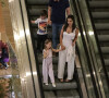 Michel Teló e Thais Fersoza passearam com os filhos em shopping no RJ