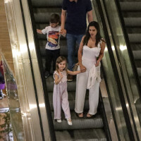 Filhos de Thais Fersoza e Michel Teló passeiam com pais e acenam para fotógrafo em shopping