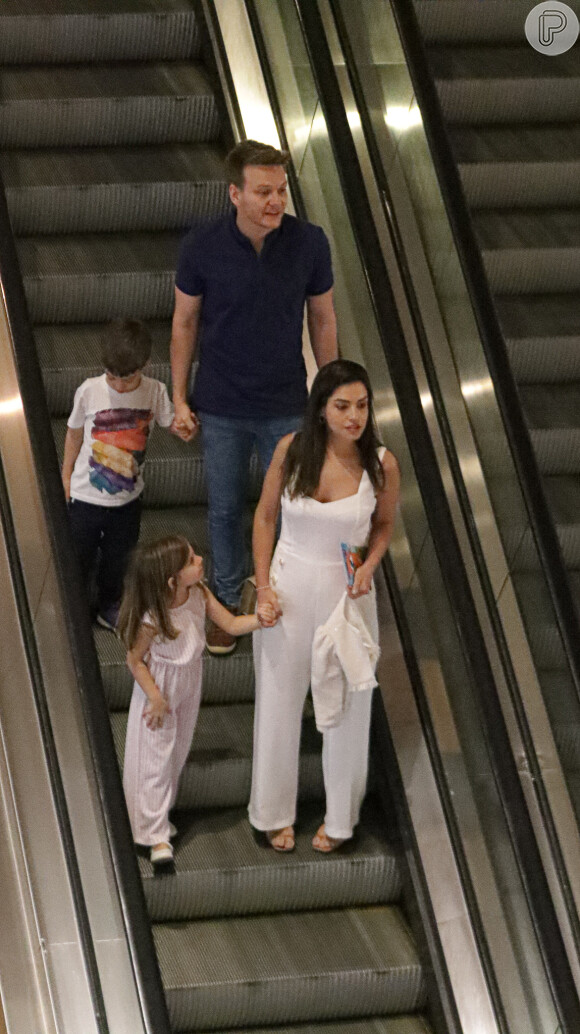 Família de Michel Teló curtiu o dia junto no Shopping Village Mall, no Rio de Janeiro