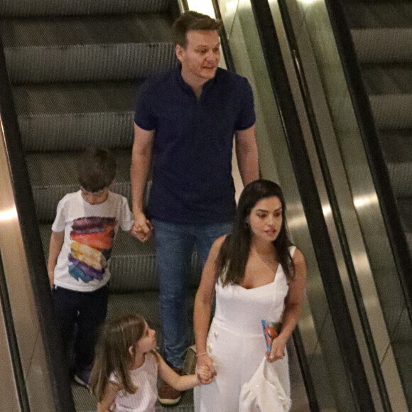 Família de Michel Teló curtiu o dia junto no Shopping Village Mall, no Rio de Janeiro