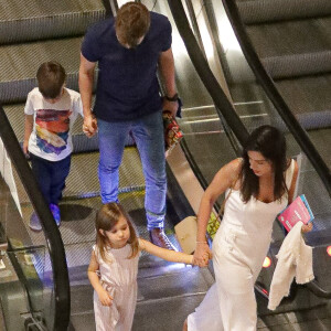 Michel Teló curtiu o dia com a família em shopping do Rio de Janeiro