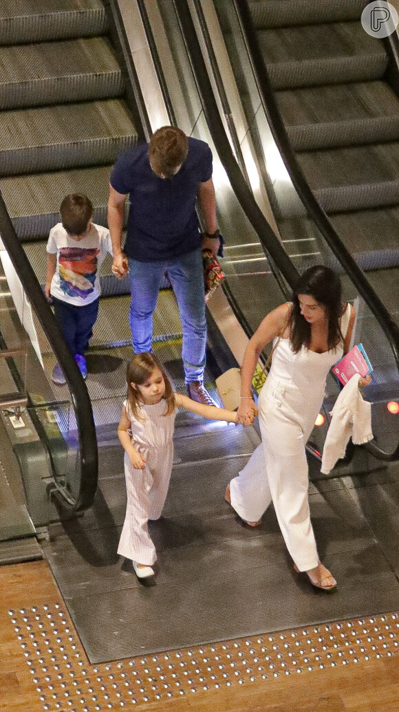 Michel Teló curtiu o dia com a família em shopping do Rio de Janeiro