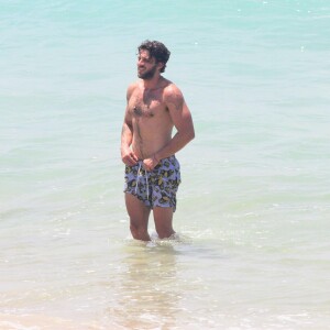 Chay Suede exibiu o corpo sarado em dia de praia no Rio de Janeiro