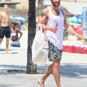 Simpático, Chay Suede sorriu para o fotógrafo quando percebeu o flagra