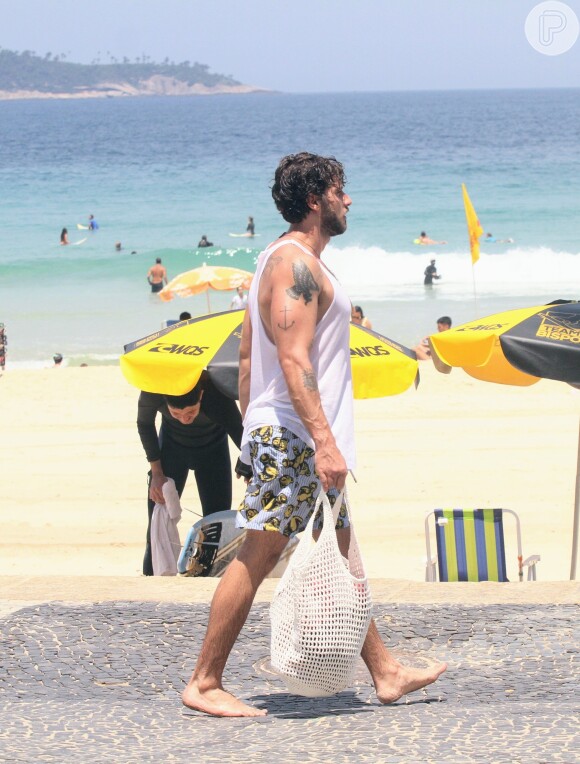 Chay Suede exibiu braço malhado cheio de tatuagens na praia