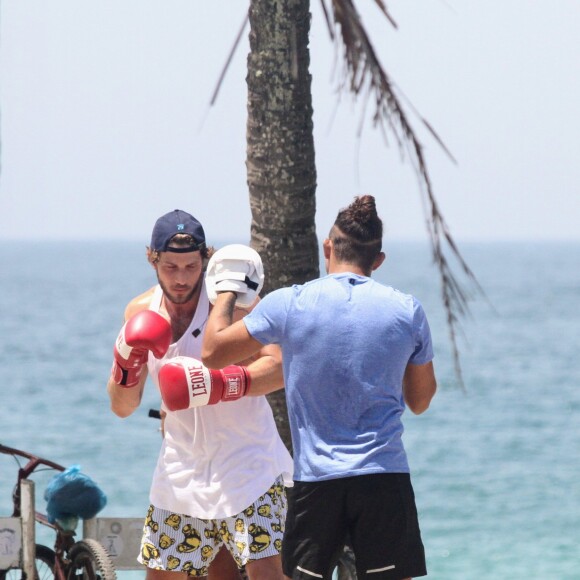 Chay Suede fez um treino de boxe na praia