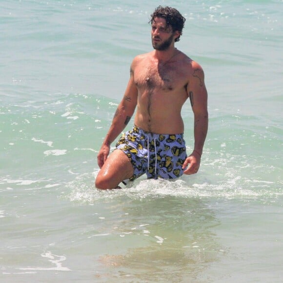 Chay Suede confessa que era sedentário, mas começou a se exercitar por conta de um personagem