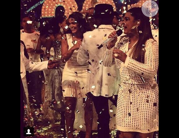 Toda de branco, Bruna Marquezine comemorou o fim de 2014 na gravação do 'Esquenta'