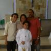 Cauê Campos com a família na sua primeira comunhão