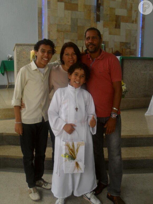 Cauê Campos com a família na sua primeira comunhão