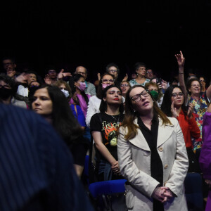 Claudia Raia, grávida, canta e se emociona em espetáculo do marido