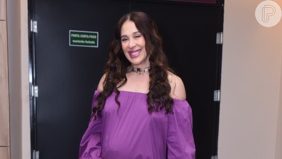 Claudia Raia, grávida, exibe barriga em look lilás ao marcar presença em novo espetáculo do marido, em 16 de outubro de 2022