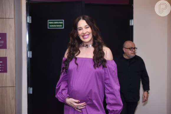 Barriga de gravidez de Claudia Raia surpreende a própria atriz