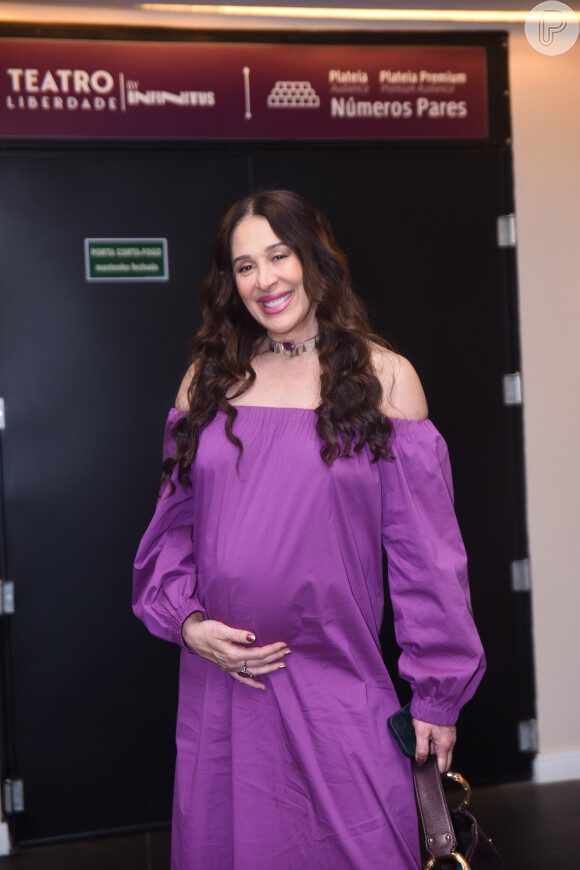 Claudia Raia exibe barriga de quatro meses de grávida em teatro