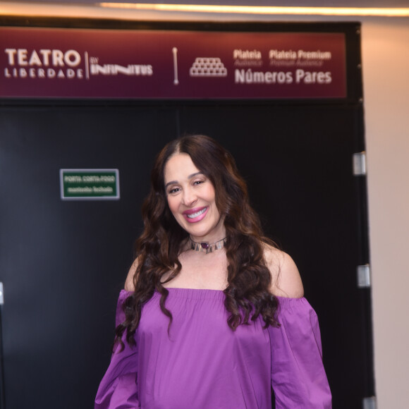 Claudia Raia exibe barriga de quatro meses de grávida em teatro