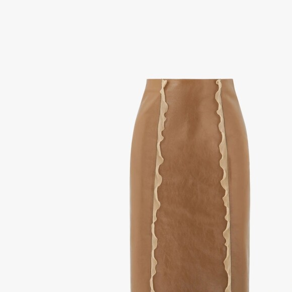 A saia midi usada por Marina Ruy Barbosa é a brown crackled leather skirt, da Fendi: a roupa custa R$ 19,8 mil no site oficial da marca