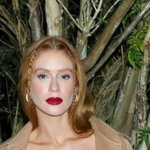 Microbolsa de 3 cm se destaca em look grifado de Marina Ruy Barbosa para festa do namorado