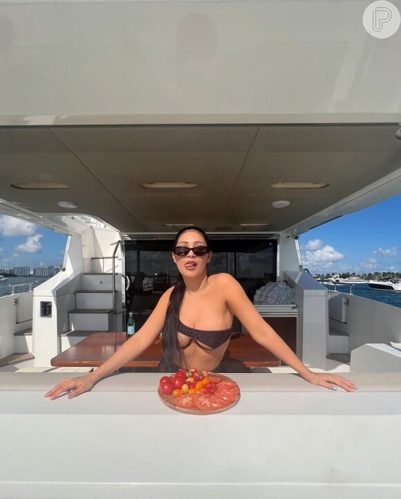 Simaria posou dentro de um barco em um dia de folga em Miami