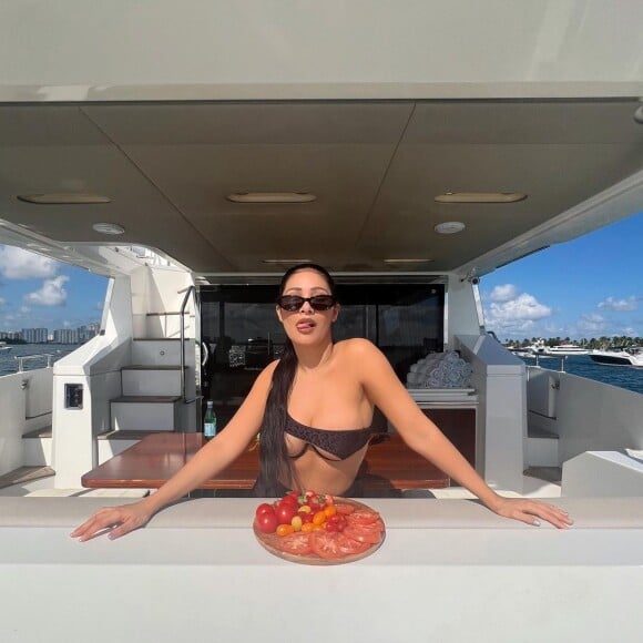 Simaria posou dentro de um barco em um dia de folga em Miami