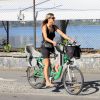 Com os ingressos comprados, Fernanda Lima voltou pra casa também de bicicleta