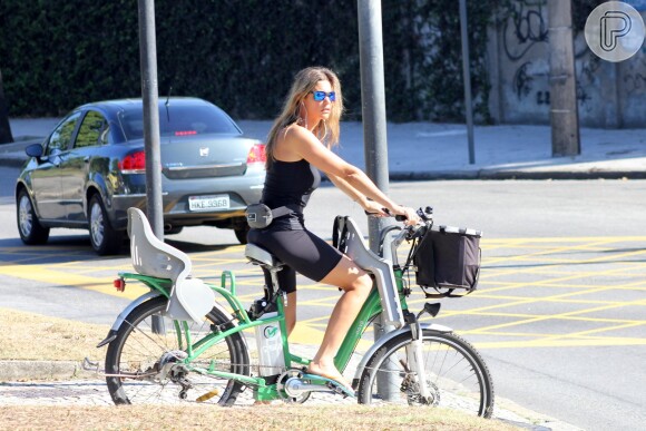 Fernanda Lima circulou de bicicleta nesta sexta-feira, 26 de dezembro de 2014, pela orla da Lagoa Rodrigo de Freitas, na Zona Sul do Rio